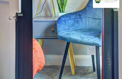 4 Bedroom House - Sleeps 7, Near Coventry Airport, City Centre, Free Wi-Fi with Driveway Parking & Garden, Full Kitchen - AHC - Photo 10