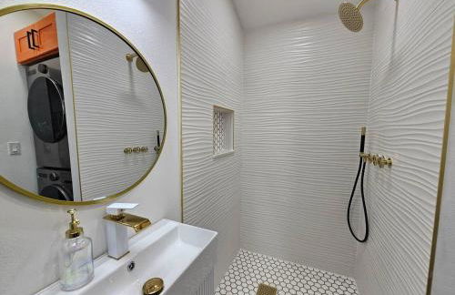 Comfy Tiny Home WP Large Private Deck Queen bed - Foto 9