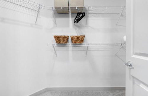 Elevated Contemporary 2BR 2BA with Balcony - Foto 21