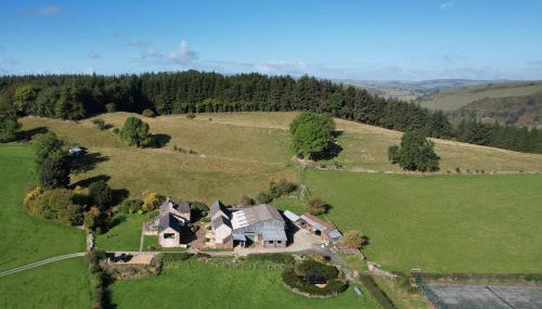 The Stables at Pentregaer Ucha, tennis court & lake - Foto 3