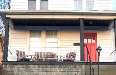 Beautiful 3 Bedroom Home Cozy Front and Back Porch - Foto 17