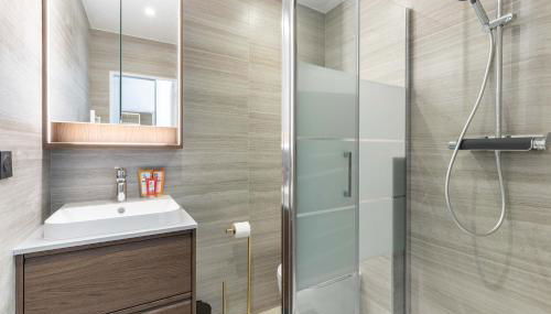 New- 8 pers devant le parc de la villette - Foto 5