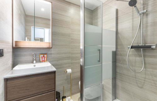 New- 8 pers devant le parc de la villette - Foto 5