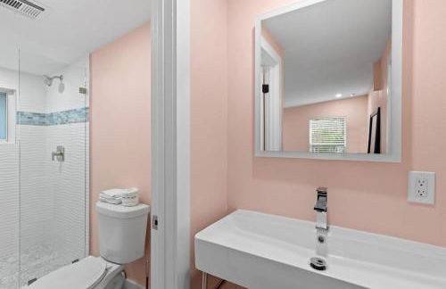 Charming Suite with Balcony and Bikes in Historic Sandpiper Inn - Foto 6