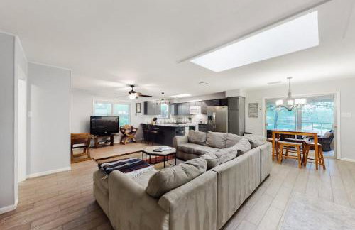 Wonderful Lakefront Home with Yard, Water Views, Central AC, WiFi, Private W/D - Foto 4