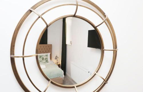 Modern 3 Bed - M4 ACCESS - Wi-Fi - Photo 27