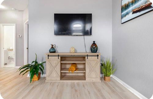 Modern 4BR Retreat, Fast WiFi, Parking, Less than 15 mins from Austin - Foto 13