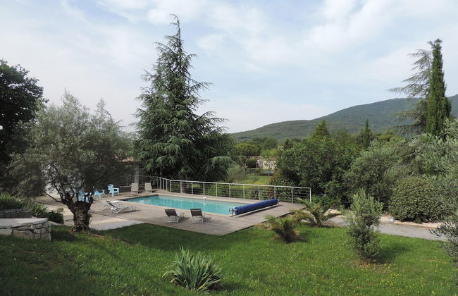 Attractive Holiday Home With Private Pool - Photo 33