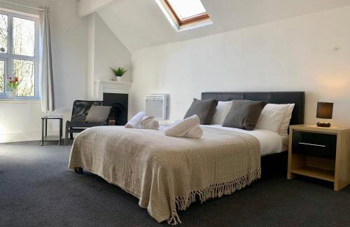 6BR Home with Parking Near Wolverhampton - Foto 13