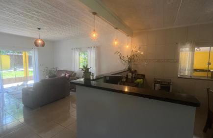 Casa com churrasqueira e piscina, perto de riacho - Foto 29