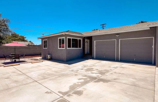 Cozy 2BR Home With Bright Interior Relaxing Patio - Foto 31