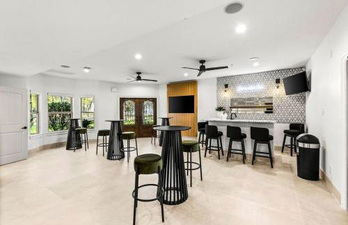 The LUX at West Event & Stay, Pool, Golf & Pickle - Foto 42