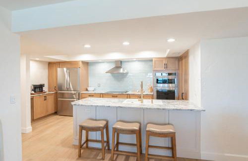 Luxury direct oceanfront corner with a large private balcony, heated pool and garage - Photo 48