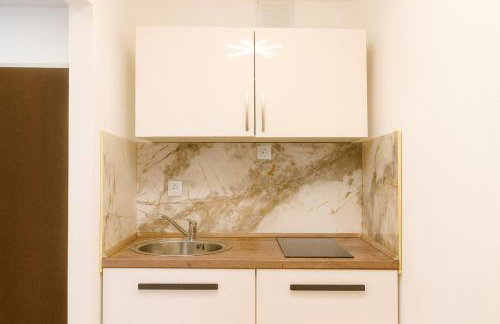 Modernes City Apartment in Top Lage, Balkon, kostenloser Parkplatz max 1,65m Höhe und 1,8m Breite - Foto 13