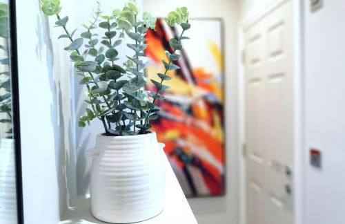 Stunning Apartment-6 Minute walk from Beach-Free Parking - Photo 20