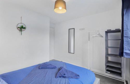 Spacious 4 Bedroom House with Parking - Foto 29