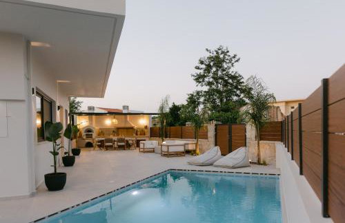 Emerald Harmony Villa with Private Pool & Jacuzzi - Photo 1