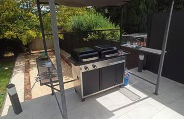 Charmante maison avec piscine chauffée, salle de cinéma et bar - Foto 14