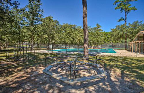 Holly Lake Retreat w/ 2 Community Pools & Yard - Foto 29