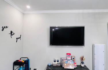 Pasadena Charming Vacation Home with Hot Jacuzzi - Photo 9