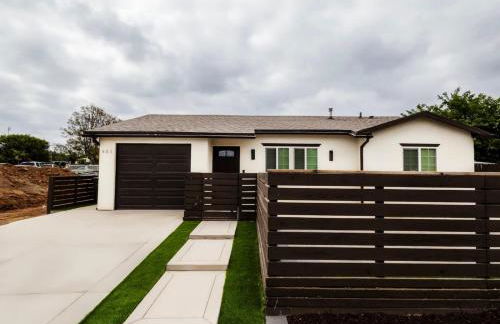 Escondido Front Unit 3-BR by SD STAY - Foto 59