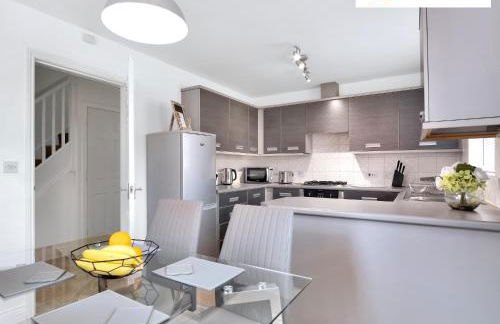 LONG STAYS 30pct OFF - Comfy 3 Bed House near City Centre - PS4 - PARKING By Klarok Short Lets & Serviced Accommodation - Photo 13