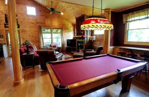 Water's Edge, Covered Porch, Deep Creek as your Backyard Haven, Hot Tub, Pool Table, Fire Pit, Close to Town & Entrance to National Park - Foto 68