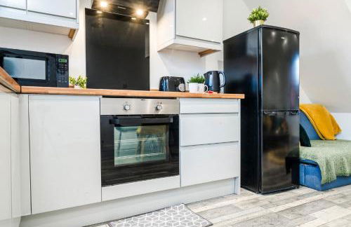 Free parking, Private Garden and Netflix, Charming Elegant 2 bedroom House Nottingham - Photo 15