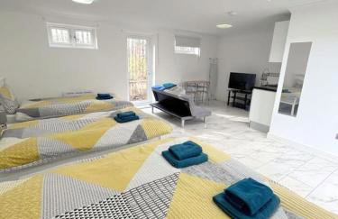 Large Open Plan Flat in Morden, South London - Photo 4