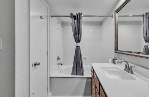 Ocean View 1BR Condo with Private Balcony - Foto 50