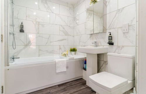 Bridge Court by Sterling Edge Apartments - Luxury Aparthotel - Stylish 1-bed Apartments - Balcony with Canal View or Private Garden - Free Parking - Foto 20