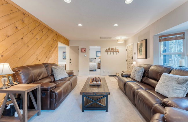 Westlake Cabin by Avantstay Hot Tub, Near Skiing, Walk to Restaurants & Lake! - Foto 9