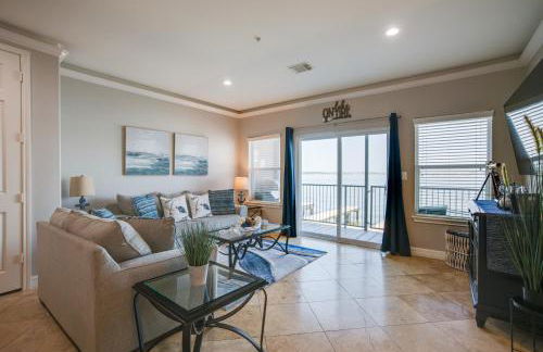 Lake Conroe Waterfront Home Patio and Shared Pool! - Photo 1