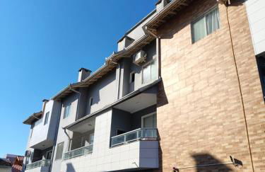 Terraço Familiar , 2 quartos com ar condicionado, 2 banheiros, churrasqueira a carvão , wi-fi, vaga para 2 carros suporta até 7 pessoas - Foto 18