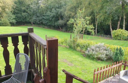 Luxurious lodge, Woodlands View, Hot tub at Rudyard Lake, couples or small family - Photo 13