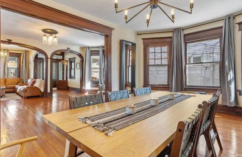 AC 9 BR 4BA Victorian Manor - 1 Block to Beach - Foto 7