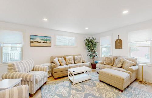 Beau's Beach House - Photo 1