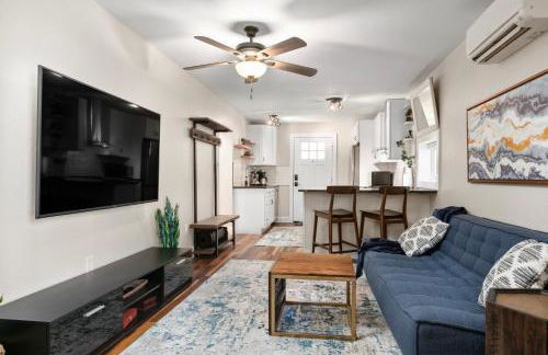 Modern & Cozy on Private Lane, Minutes to Airport - Foto 20