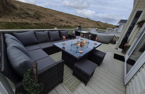 The Blue Lagoon 2 bedroom lodge with hot tub - Foto 8