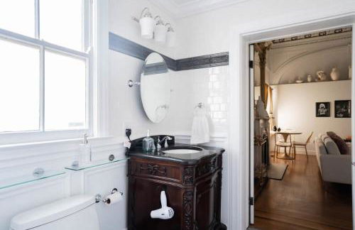 Walk to Stadiums & Downtown, Jet Tub, Historic Apt - Foto 14