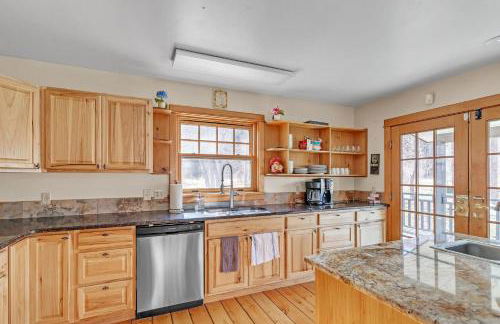 Charming Country 4BR Retreat with Riverfront Views cabin - Foto 9