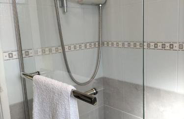 Leeson House in Harborne, Birmingham near Botanical Gardens, Queen Elizabeth Hospital, Birmingham University, Utilita Arena, Edgbaston Cricket Ground, Cadbury World and the Midland Art Centre, with free parking - Photo 26