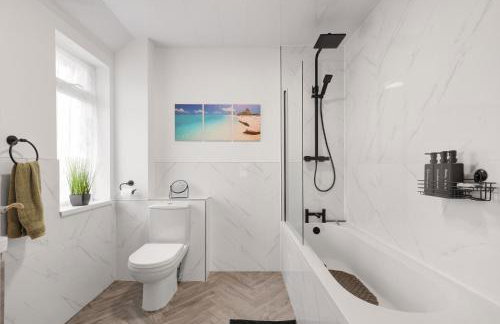 3 Bedroom House with Free Parking - Foto 28