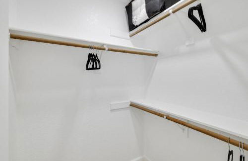 Arlington Entertainment District Home Green & White Door - Foto 12