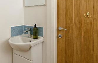 Stylish 3BR House with Free Parking & Garden - Foto 13