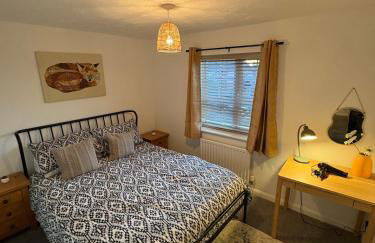 Northampton 2 King Bed SKY TV Driveway Earls Barton - Photo 2