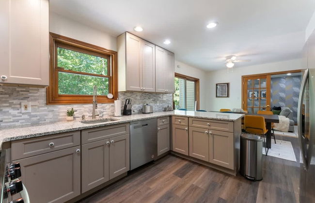 Charming Poconos Retreat With hot tub Fireplace - Foto 12