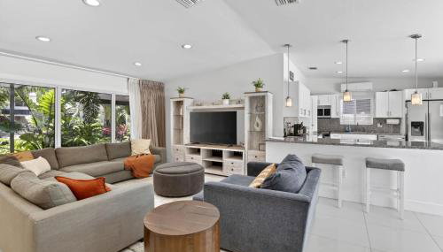 Waterfront Oasis with Private Pool - Foto 1