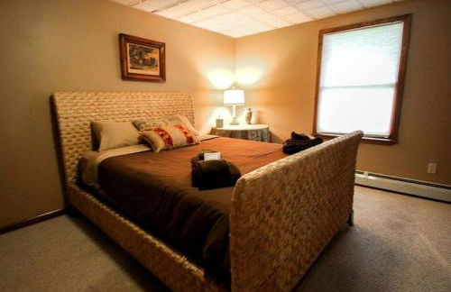 Spacious Villa Rental with a Pool for a Large Group near Catskill Mountains, New York - Photo 19