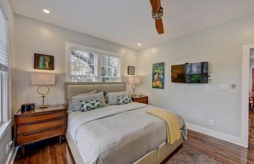 Modern 2BR Condo with Sunroom near Uptown - Foto 18